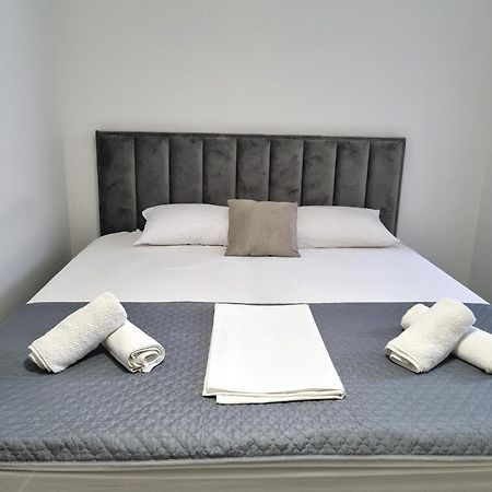 פורץ Rooms Vitoria On Joakim Square מראה חיצוני תמונה