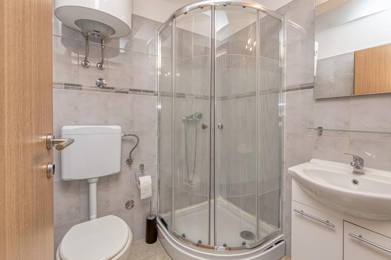 פורץ Rooms Vitoria On Joakim Square מראה חיצוני תמונה