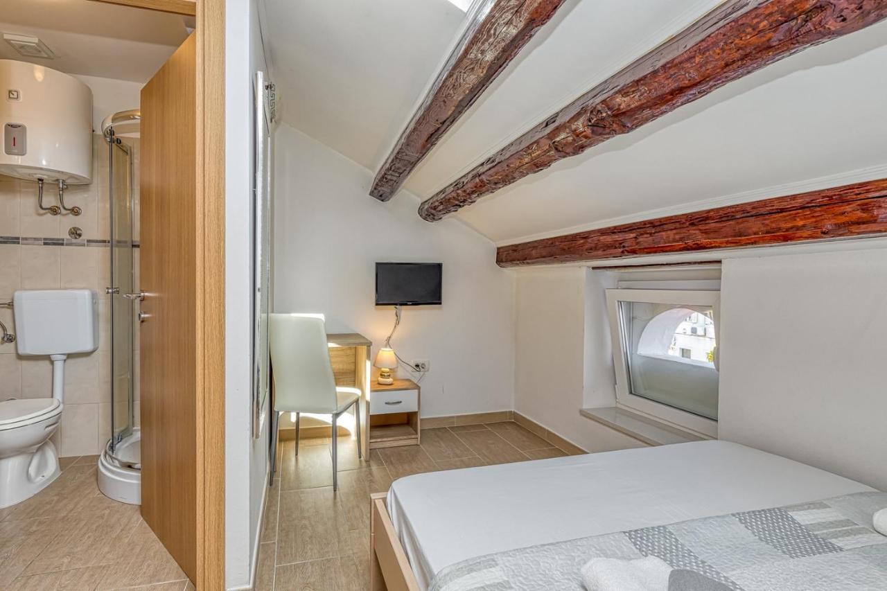 פורץ Rooms Vitoria On Joakim Square מראה חיצוני תמונה