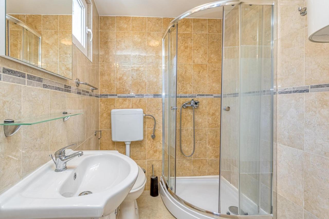 פורץ Rooms Vitoria On Joakim Square מראה חיצוני תמונה