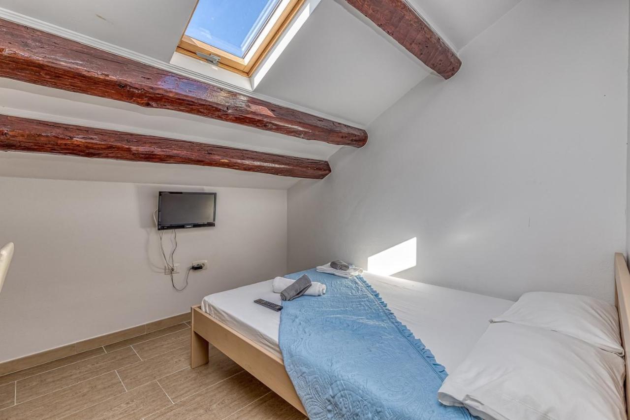 פורץ Rooms Vitoria On Joakim Square מראה חיצוני תמונה